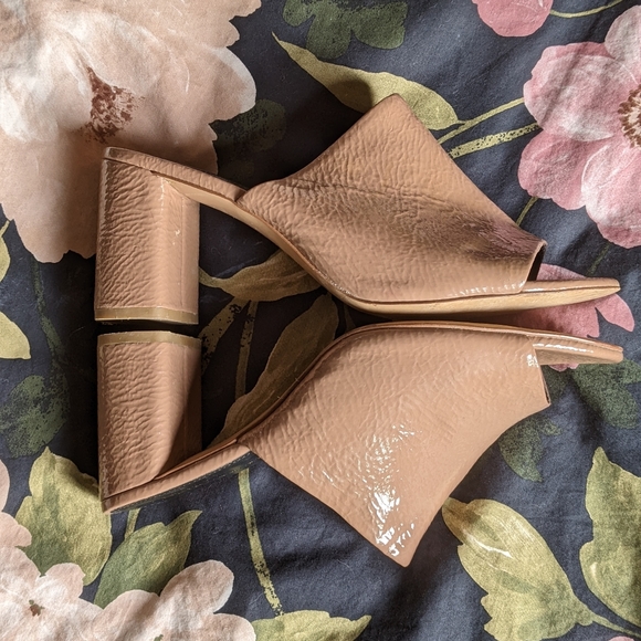 BCBG tan sandals. Sz 10. - Picture 3 of 6